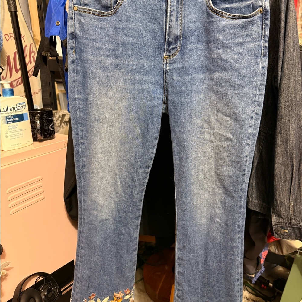 DRIFTWOOD Blue Jeans with Floral Embroidery